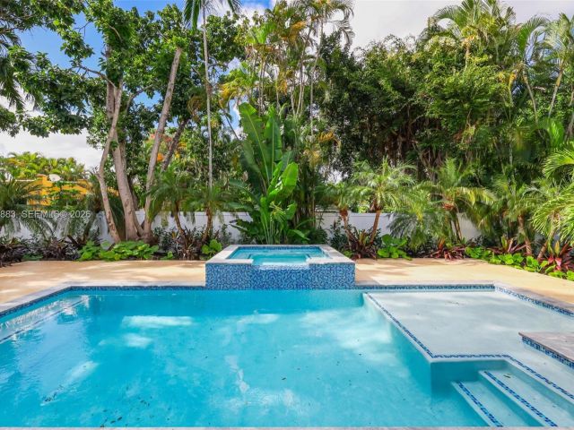 Продажа дома по адресу 11780 NE 8th Ave - фото 7507361