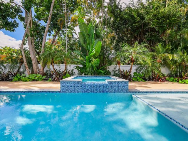 Продажа дома по адресу 11780 NE 8th Ave - фото 7507362