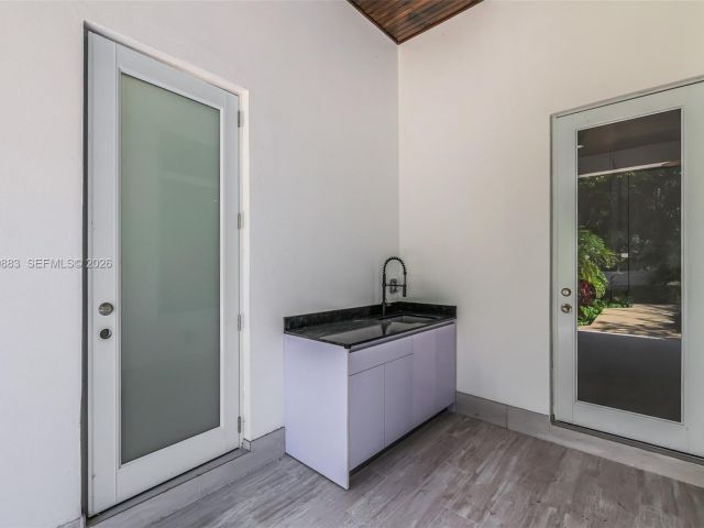 Продажа дома по адресу 11780 NE 8th Ave - фото 7507363