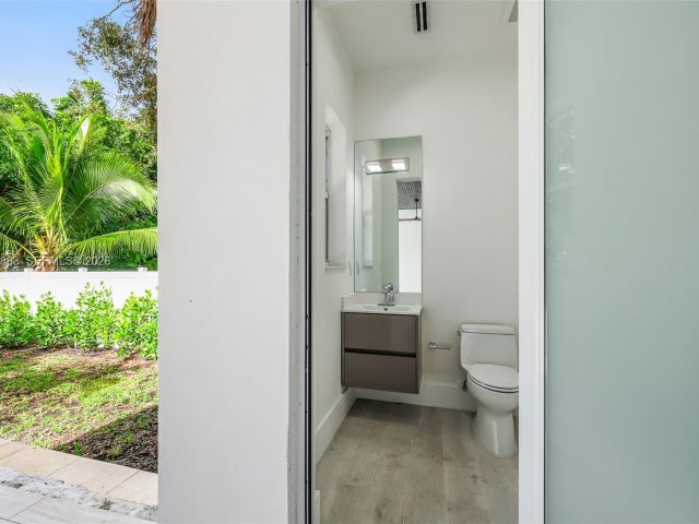 Продажа дома по адресу 11780 NE 8th Ave - фото 7507364