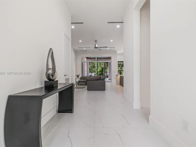 Продажа дома по адресу 11780 NE 8th Ave - фото 7507365