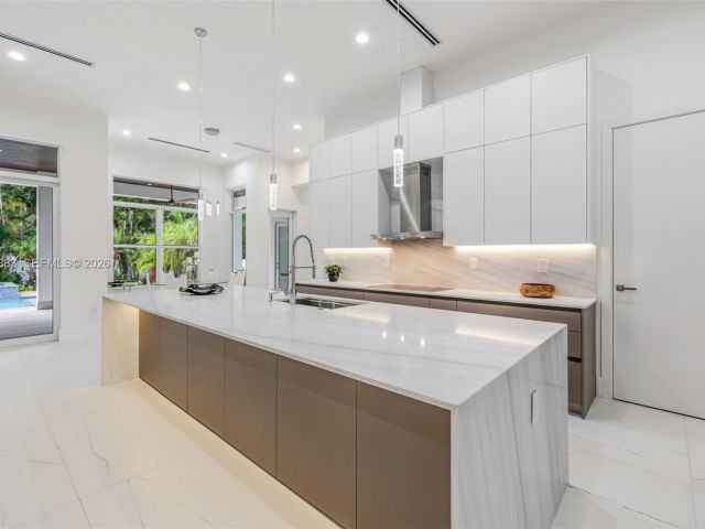 Продажа дома по адресу 11780 NE 8th Ave - фото 7507366