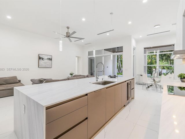 Продажа дома по адресу 11780 NE 8th Ave - фото 7507367