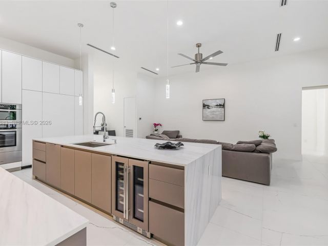 Продажа дома по адресу 11780 NE 8th Ave - фото 7507368