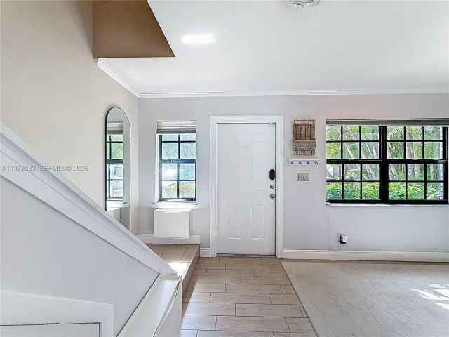 Дом в аренду по адресу 2128 NE 9th Ave - фото 7451451