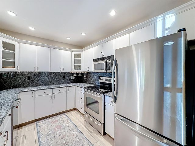 Дом в аренду по адресу 2128 NE 9th Ave - фото 7451452