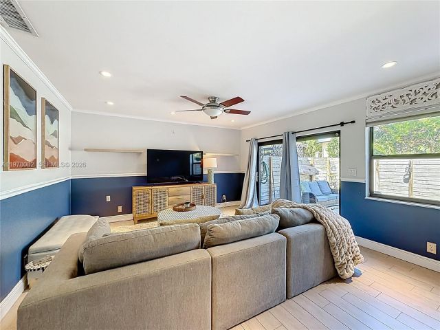 Дом в аренду по адресу 2128 NE 9th Ave - фото 7451454