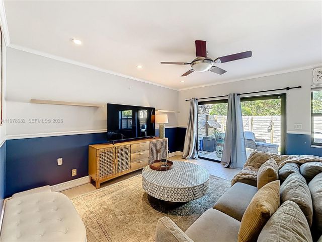 Дом в аренду по адресу 2128 NE 9th Ave - фото 7451455