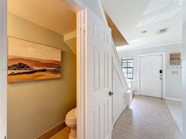 Дом в аренду по адресу 2128 NE 9th Ave - фото 7451459