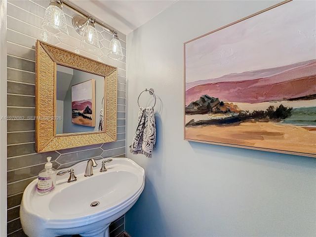 Дом в аренду по адресу 2128 NE 9th Ave - фото 7451460