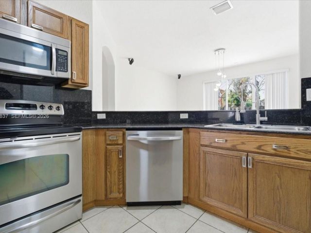 Продажа дома по адресу 8730 NW 110th Ave - фото 7536044