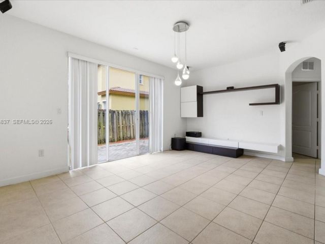 Продажа дома по адресу 8730 NW 110th Ave - фото 7536048