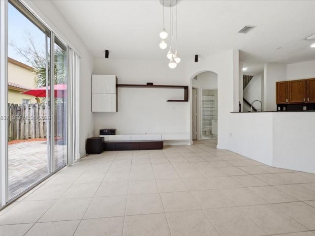 Продажа дома по адресу 8730 NW 110th Ave - фото 7536049