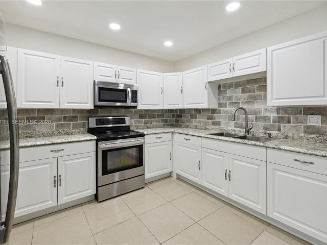 Дом в аренду по адресу 15131 SW 58th St - фото 7466430