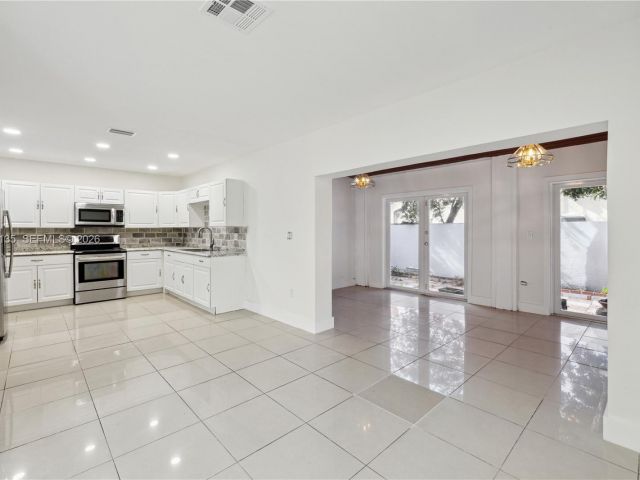 Дом в аренду по адресу 15131 SW 58th St - фото 7466431