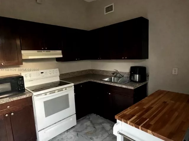 Продажа дома по адресу 354 NE 173rd St - фото 7480849