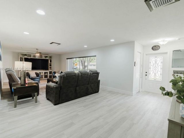 Продажа дома по адресу 1710 NW 106th Ter - фото 7535175