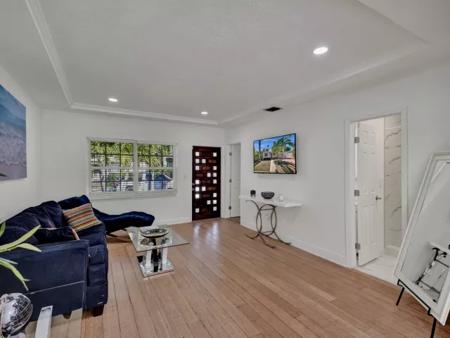 Продажа дома по адресу 130 NE 49th Street - фото 8135182