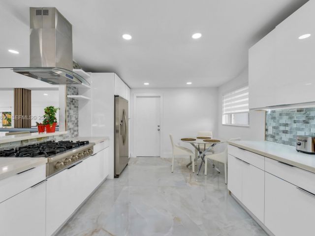 Продажа дома по адресу 200 N Hibiscus Dr - фото 7468218