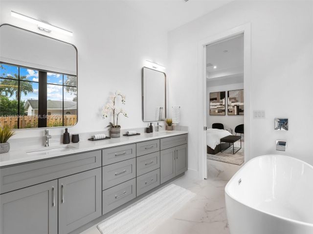 Дом в аренду по адресу 1484 SW 32nd St 0 - фото 7482687