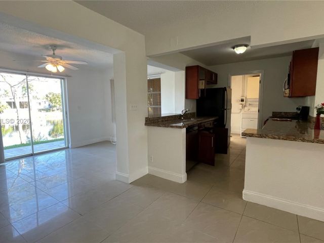 Дом в аренду по адресу 621 NW 38th Pl - фото 7450506