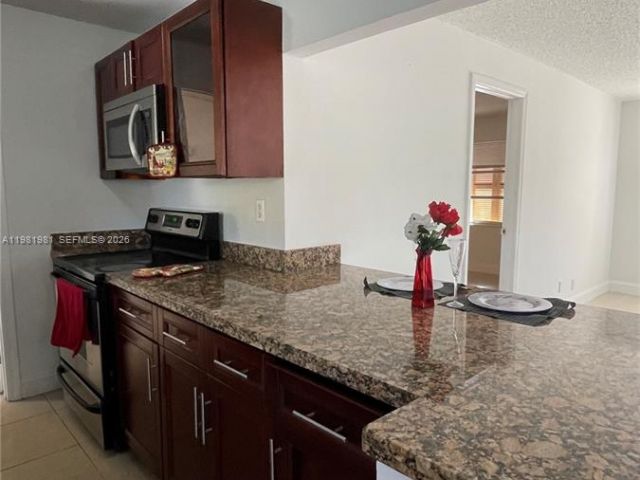 Дом в аренду по адресу 621 NW 38th Pl - фото 7450508