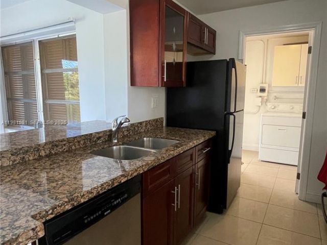 Дом в аренду по адресу 621 NW 38th Pl - фото 7450509