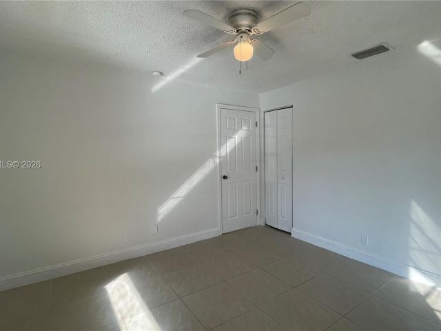 Дом в аренду по адресу 621 NW 38th Pl - фото 7450512