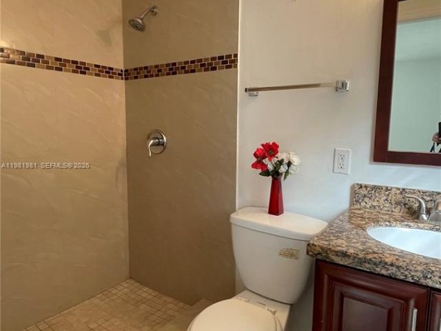 Дом в аренду по адресу 621 NW 38th Pl - фото 7450514