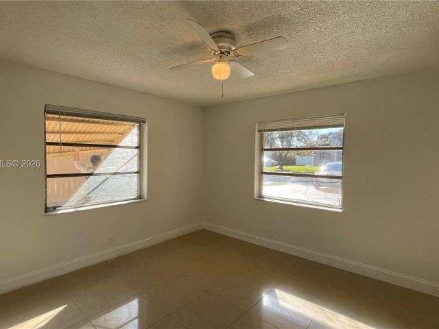 Дом в аренду по адресу 621 NW 38th Pl - фото 7450515