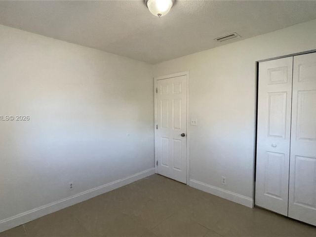 Дом в аренду по адресу 621 NW 38th Pl - фото 7450516