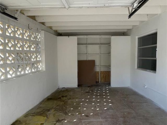 Дом в аренду по адресу 621 NW 38th Pl - фото 7450518