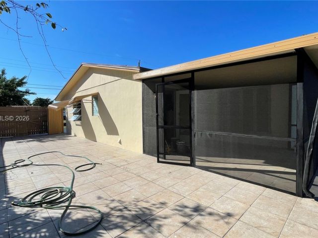 Дом в аренду по адресу 621 NW 38th Pl - фото 7450521