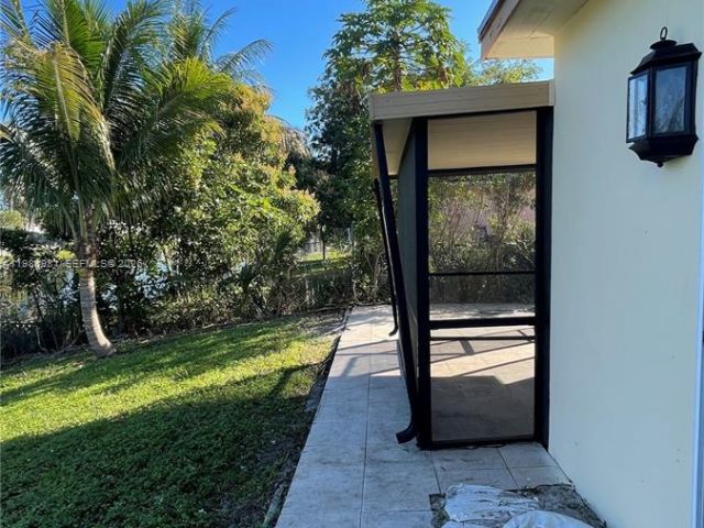 Дом в аренду по адресу 621 NW 38th Pl - фото 7450522