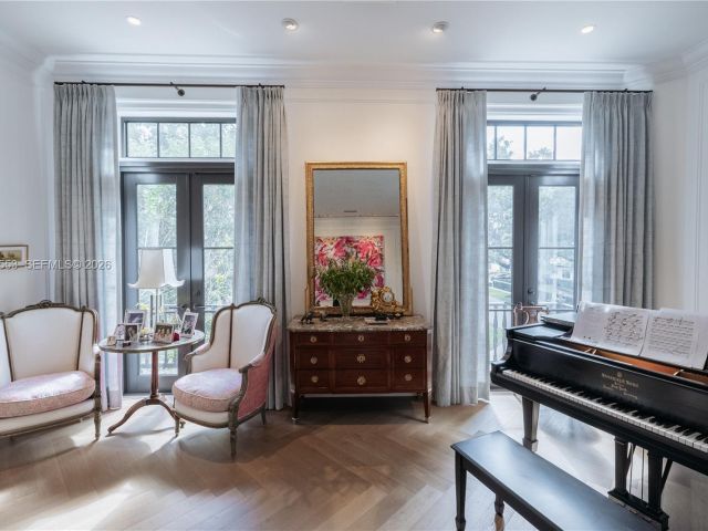 Продажа дома по адресу 743 Almeria Ave - фото 7470923