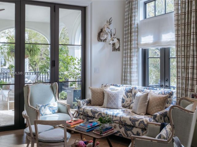 Продажа дома по адресу 743 Almeria Ave - фото 7470929