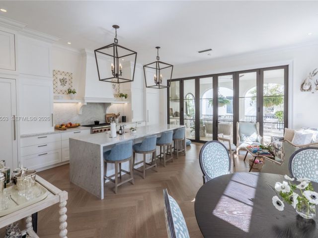 Продажа дома по адресу 743 Almeria Ave - фото 7470935