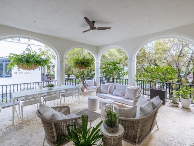 Продажа дома по адресу 743 Almeria Ave - фото 7470937