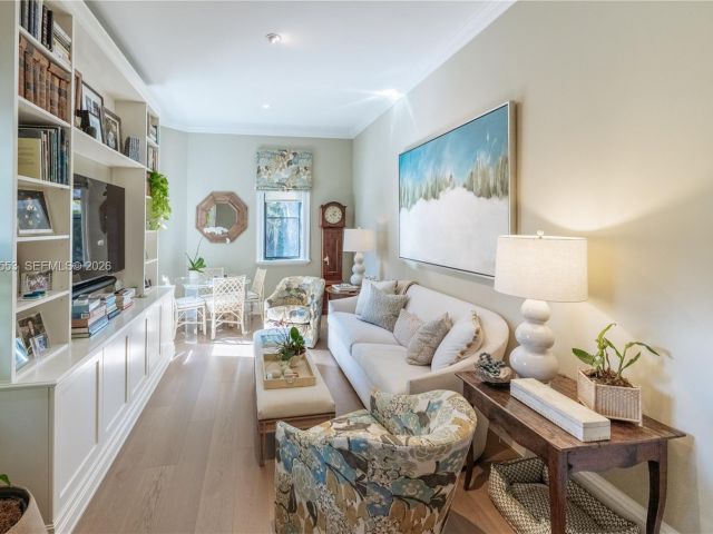 Продажа дома по адресу 743 Almeria Ave - фото 7470939