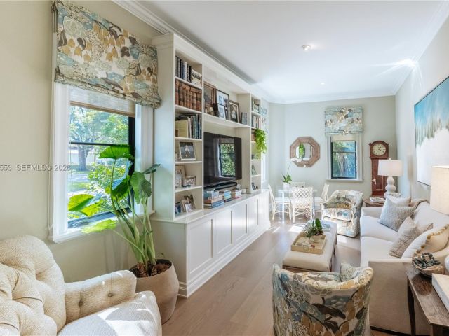 Продажа дома по адресу 743 Almeria Ave - фото 7470940