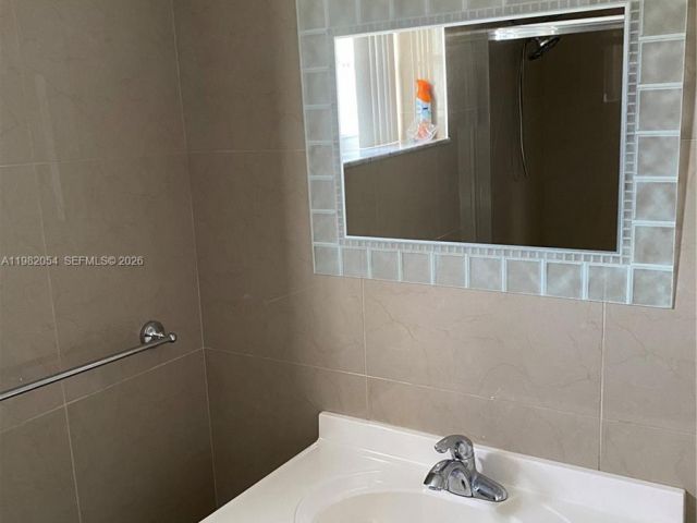 Дом в аренду по адресу 802 NE 26th Ave 802 - фото 7462056