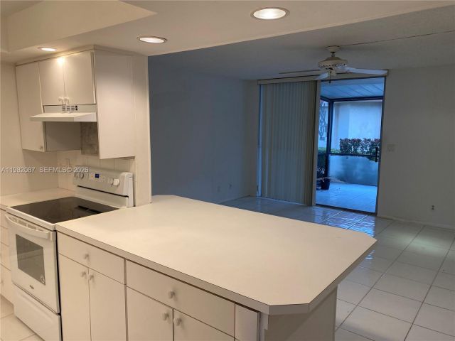 Дом в аренду по адресу 1951 Atlantic Shores Blvd 20 - фото 7462064