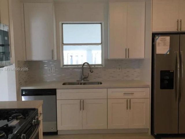 Дом в аренду по адресу 320 SW 7th Ct. - фото 7462050