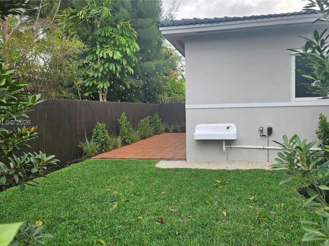 Продажа дома по адресу 2365 SW 21st Ave - фото 7463902