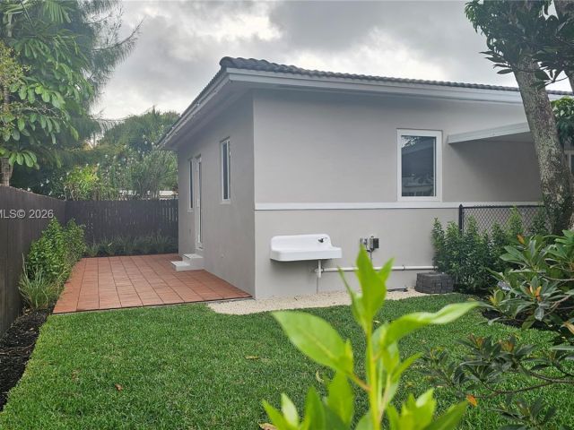 Продажа дома по адресу 2365 SW 21st Ave - фото 7463903