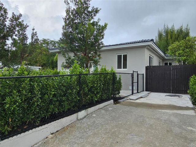 Продажа дома по адресу 2365 SW 21st Ave - фото 7463904