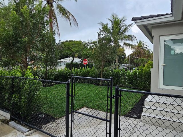 Продажа дома по адресу 2365 SW 21st Ave - фото 7463905