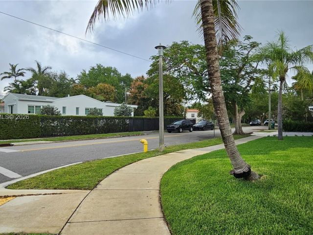 Продажа дома по адресу 2365 SW 21st Ave - фото 7463912