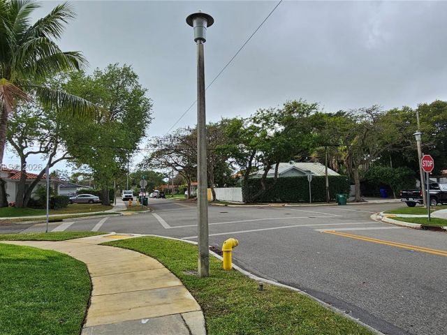 Продажа дома по адресу 2365 SW 21st Ave - фото 7463914