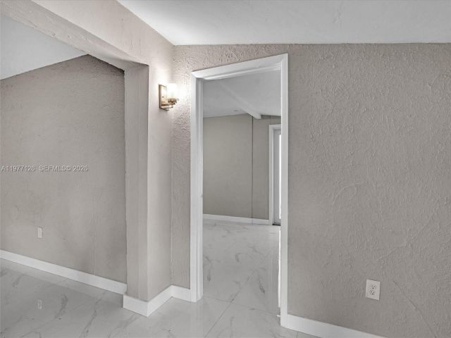 Дом в аренду по адресу 6800 Raleigh St - фото 7473108